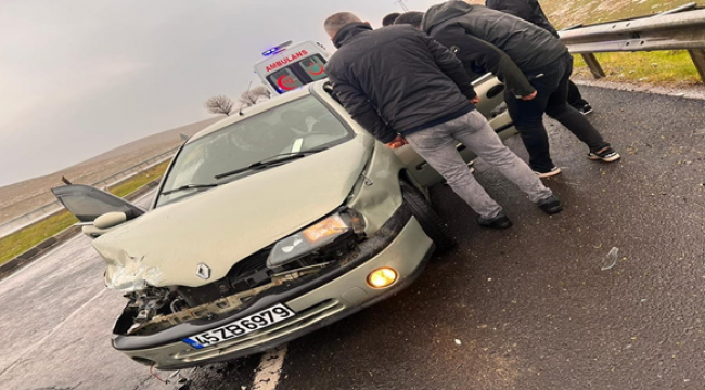 Şanlıurfa'da otomobil bariyere çarptı, 1 yaralı