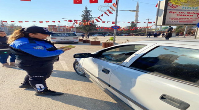 Suruç'ta polis ekipleri Kadına El Kalkamaz adlı broşür dağıttı