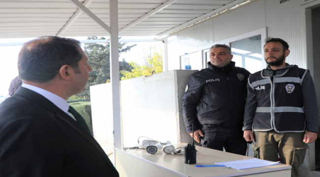 Vali Ayhan'dan görev başındaki polislere ziyaret