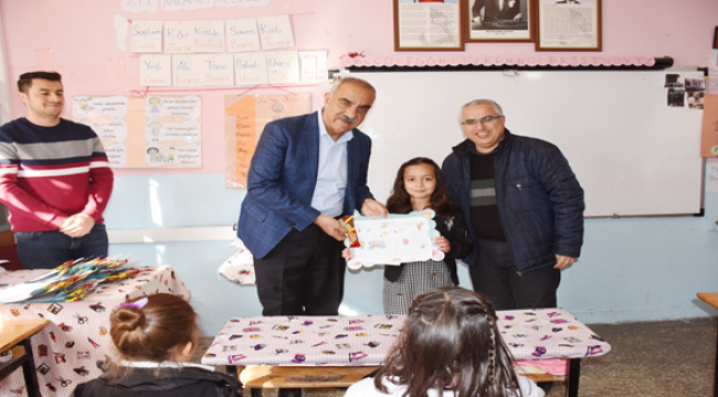 Başkan Bayık Ara Tatile Giren Öğrencilere Karne Dağıttı