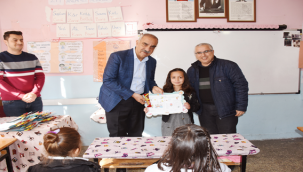 Başkan Bayık Ara Tatile Giren Öğrencilere Karne Dağıttı