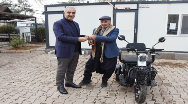 Başkan Bayık engelliye elektrikli motosiklet hediye etti.