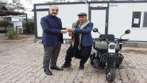 Başkan Bayık engelliye elektrikli motosiklet hediye etti.