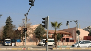 BÜYÜKŞEHİR'DEN OKUL ÖNLERİNE BUTONLU YAYA GEÇİDİ