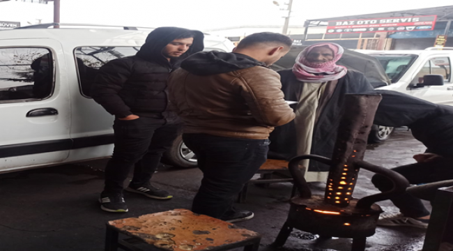 Esnaf atık motor yağı ateşi yakarak ısınıyor