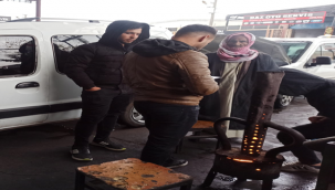 Esnaf atık motor yağı ateşi yakarak ısınıyor