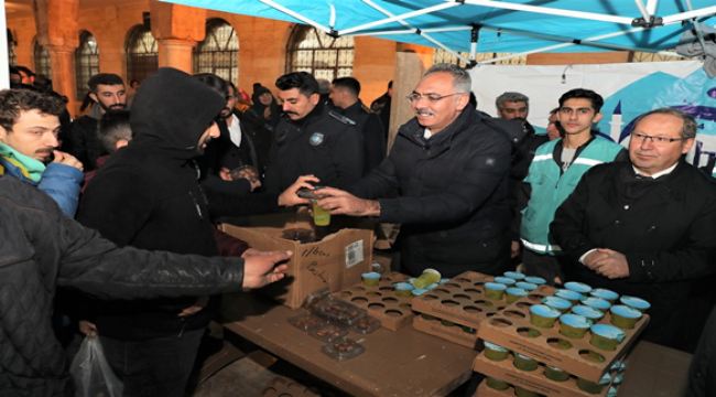 Eyyübiye Belediyesi'nden Şanlıurfalılara Kandil Lokması ve Şerbet İkramı
