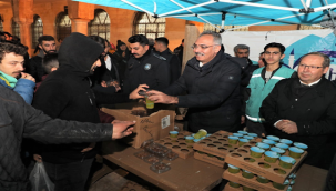Eyyübiye Belediyesi'nden Şanlıurfalılara Kandil Lokması ve Şerbet İkramı