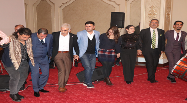 Gazeteciler davul zurna eşliğinde eğlendi