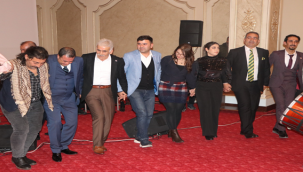 Gazeteciler davul zurna eşliğinde eğlendi