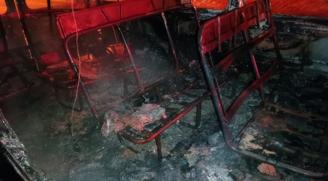 Şanlıurfa'da park halindeki minibüs yandı 