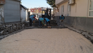 Sırrın'da beton parke çalışması 