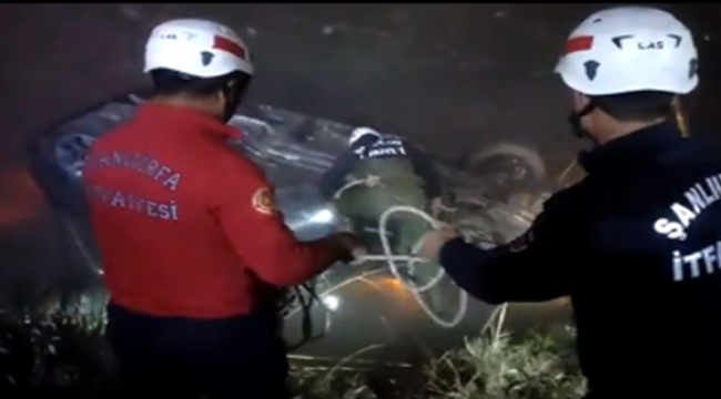 Urfa'da araç kanala düştü, 2 kişiyi itfaiye kurtardı