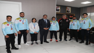 Başkan Canpolat, Şampiyonaya Damga Vuran Sporcularla Bir Araya Geldi 