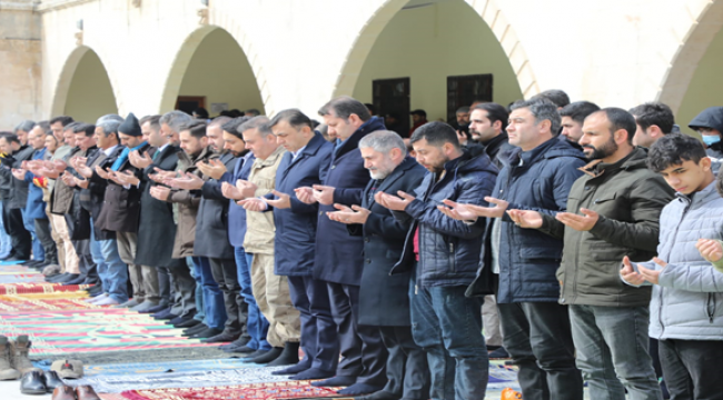 Cuma namazında depremzedeler için dua adildi