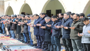 Cuma namazında depremzedeler için dua adildi