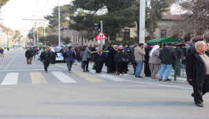 Deprem yardımı almak isteyen vatandaşlar uzun kuyruklar oluşturdu