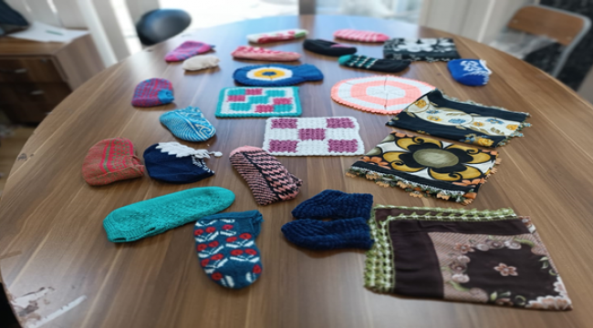 Depremzedeler İçin Yün Kazak Örüyorlar