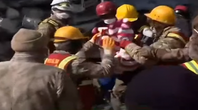 Hatay'da 3 kişi enkazdan sağ çıkarıldı