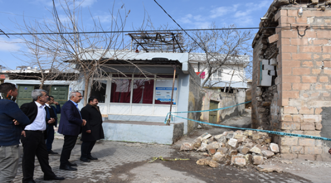 Hilvan'da Depremin Ağır Hasar Oluşturduğu Evlerin Yıkımına Başlandı