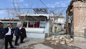 Hilvan'da Depremin Ağır Hasar Oluşturduğu Evlerin Yıkımına Başlandı