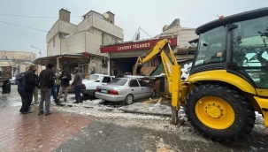Kar altında kalan 3 araçta büyük hasar