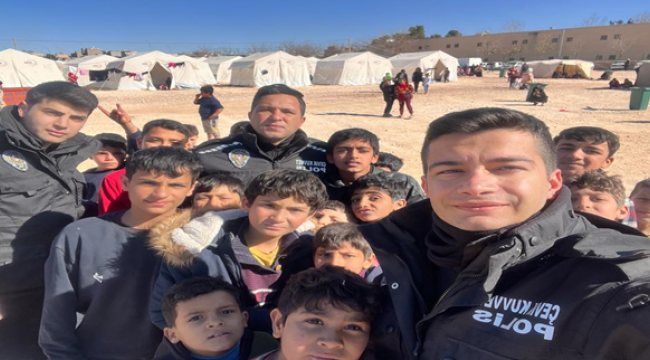 Polis memurları depremzede çocuklarla top oynadı