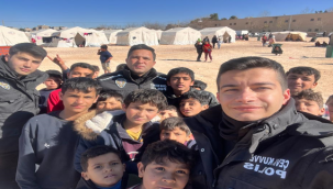 Polis memurları depremzede çocuklarla top oynadı