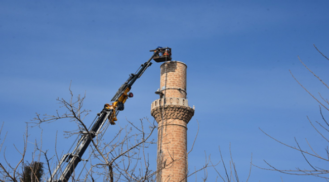 Şanlıurfa'da depremde hasar gören minare yıkıldı