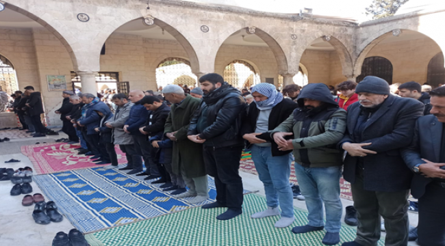 Şanlıurfa'da depremde hayatını kaybedenler gıyabi cenaze namazı kılındı