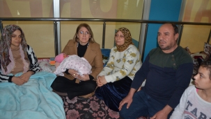 Şanlıurfa'da Depremzedelerin ilk bebekleri spor salonunda doğdu