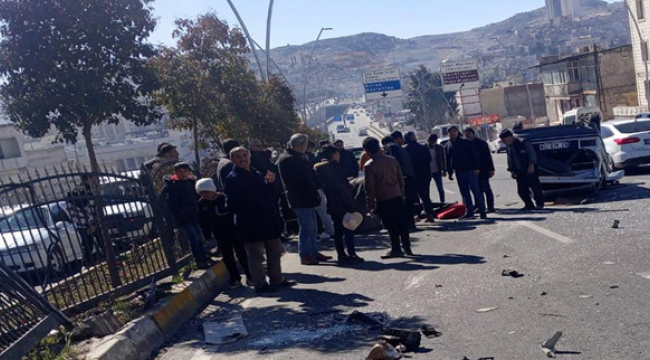 Şanlıurfa'da otomobil bariyerlere çarpıp takla attı, 2 yaralı