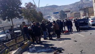 Şanlıurfa'da otomobil bariyerlere çarpıp takla attı, 2 yaralı