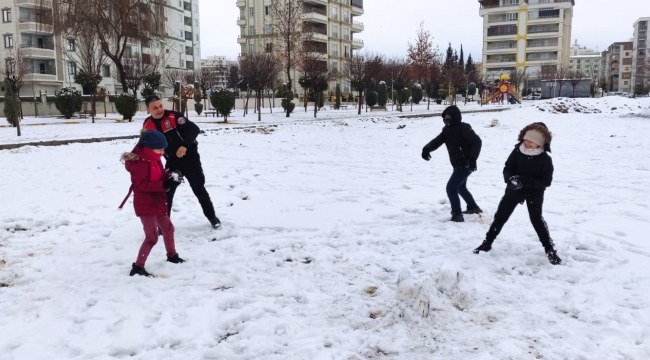 Şanlıurfa'da polisler ile çocukların kar eğlencesi