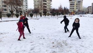 Şanlıurfa'da polisler ile çocukların kar eğlencesi