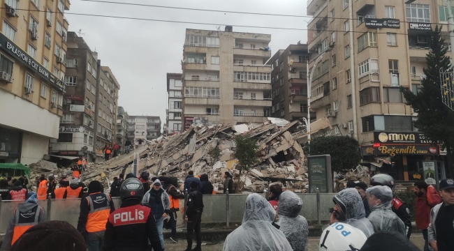 Şanlıurfa'da yine sallandı Bir bina çöktü
