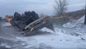 Suruç yıolunda tır devrildi