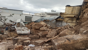 Urfa'da deprem aracı paramparça etti