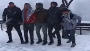 Urfalı esnaf karda halay çekerek ısındı