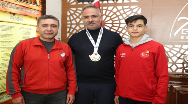 Başkan Kuş, Şampiyon Sporcuyu Ödüllendirdi