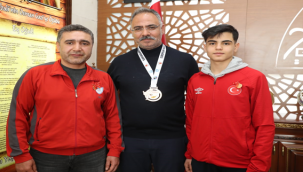 Başkan Kuş, Şampiyon Sporcuyu Ödüllendirdi