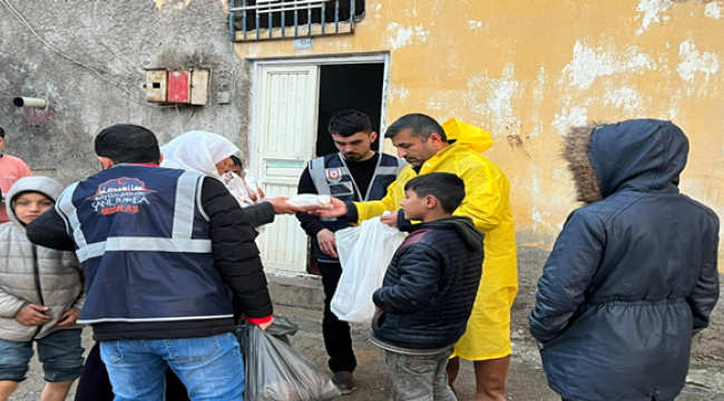 Büyükşehir'den Selden Etkilenen Vatandaşlara Yemek Dağıtımı