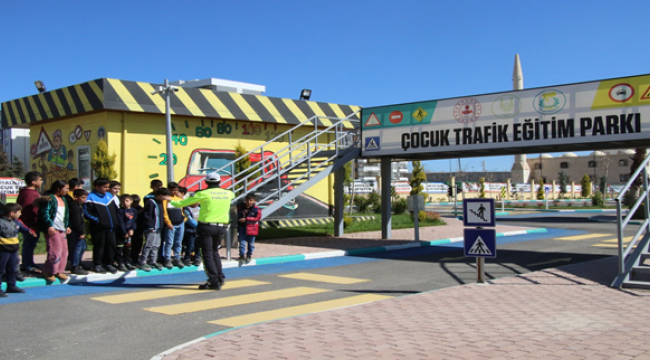 Çocuklar, Haliliye Trafik Eğitim Parkında Hem Eğleniyor Hem Öğreniyor