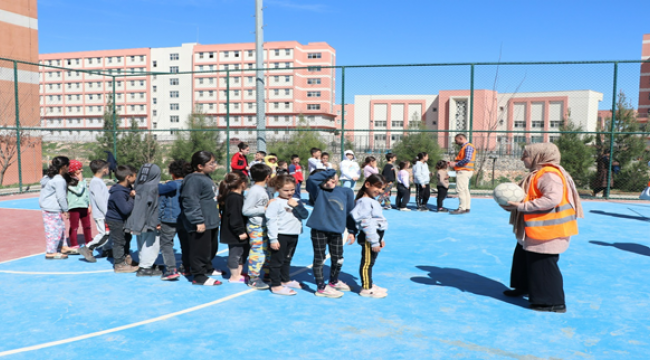 Depremzede çocuklar gülsün