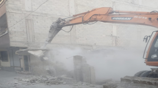 Eyyübiye'de Ağır Hasarlı Yapılar Yıkılıyor