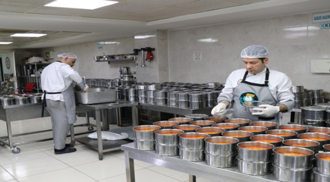 Haliliye Belediyesi sıcak yemekleri evlere ulaştırıyor