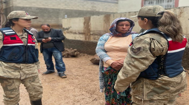 Jandarma kadın astsubaylar afetzede kadın ve çocukların yakından ilgileniyor