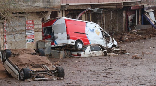 Şanlıurfa'da balçık ve çamur temizliği sürüyor