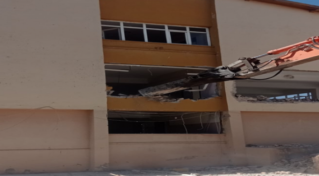 Şanlıurfa'da deprem ağır hasar gören okullar yıkılıyor