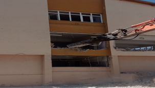Şanlıurfa'da deprem ağır hasar gören okullar yıkılıyor